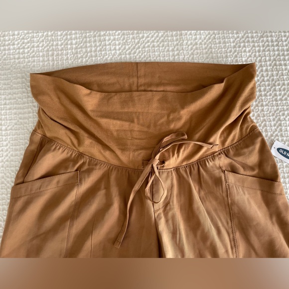 Old Navy Maternity Rollover Waist Soft Twill Utility Shorts in Coin Toss Size M - Picture 4 of 8